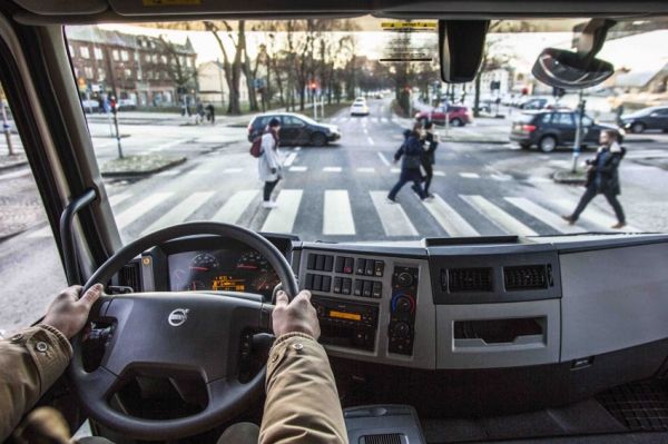 Volvo Trucks trabaja en la seguridad de peatones y ciclistas 